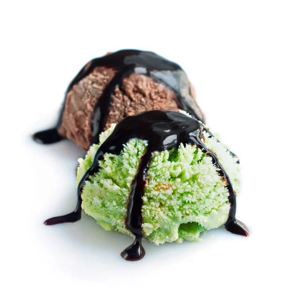 Deux boules de pistache et de crème glacée au chocolat — Photo