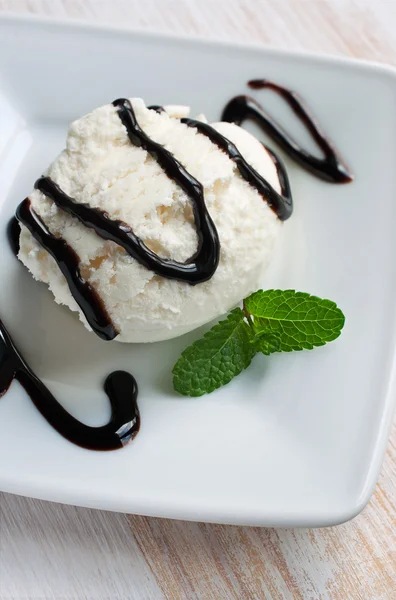 Vanilla ice cream with a chocolate sauce — Stock Photo, Image