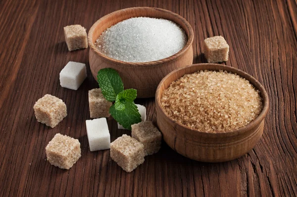 Azúcar de caña morena y azúcar blanca — Foto de Stock