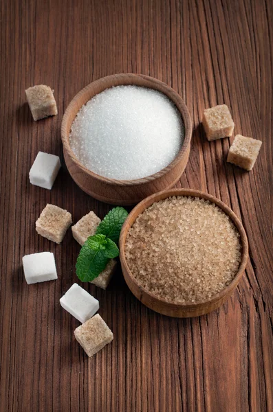 Cukier trzcinowy brązowy i biały cukier — Zdjęcie stockowe