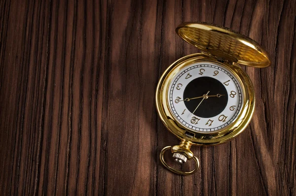 Карманные часы из золота — стоковое фото