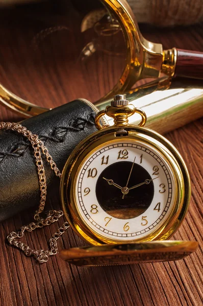 Relógio de bolso retro ouro e telescópio — Fotografia de Stock