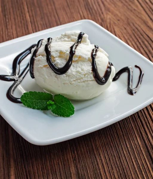 Sorvete de baunilha com molho de chocolate — Fotografia de Stock