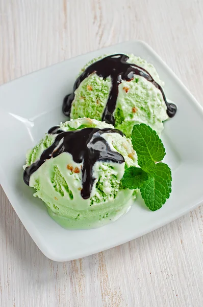 Yeşil fıstıklı dondurma kaşık toz — Stok fotoğraf