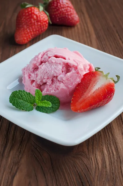 Růžová jahodová naběračka zmrzliny — Stock fotografie