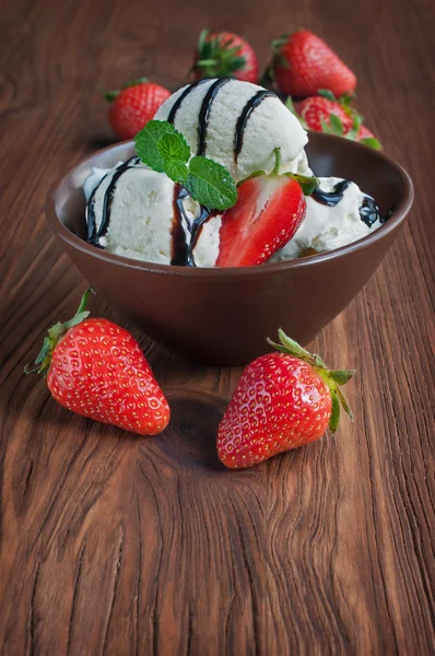 Vanilla ice cream and strawberries — Stock Photo, Image