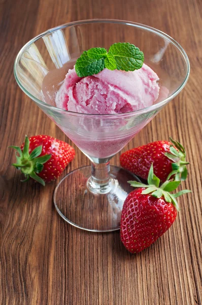 Rose fraise glace cuillère à crème — Photo