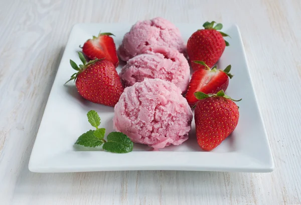 勺草莓冰淇淋 — 图库照片
