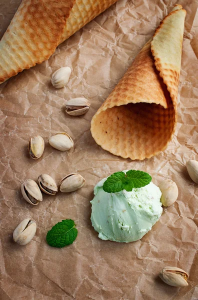 Cuillère de crème glacée pistache et cône de gaufre — Photo