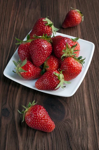 Frische reife Erdbeeren in einem weißen Teller — Stockfoto