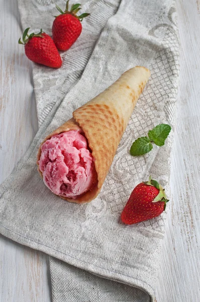 Vafle kužel s jahodovou zmrzlinou — Stock fotografie