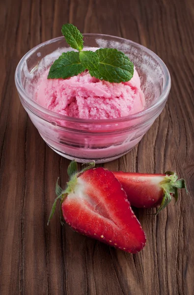 Gelado de morango rosa — Fotografia de Stock