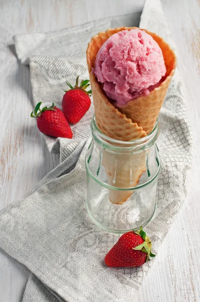 Cône de gaufre à la crème glacée aux fraises — Photo