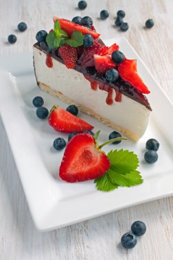 Taze çilek ve yaban mersinli Cheesecake