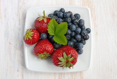 taze çilek ve böğürtlen