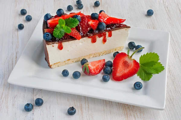 Gâteau au fromage aux fraises et bleuets frais — Photo