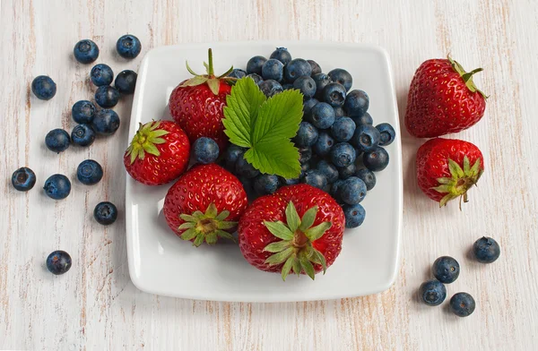 Frische Erdbeeren und Blaubeeren — Stockfoto