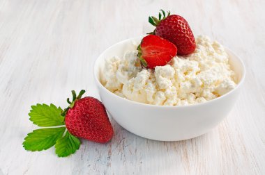 Süzme peynir ve çilek