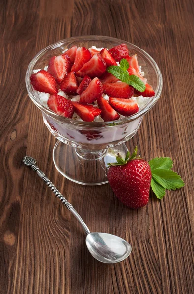 Dessert avec fraises fraîches et yaourt — Photo