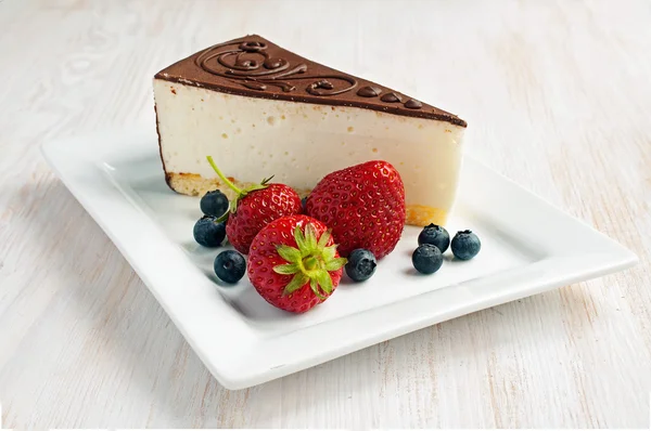 Pasta sufle veya peynirli kek çilek ile