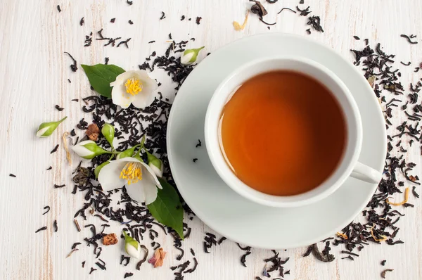 Thé au jasmin avec fleur d'herbe de jasmin et thé sec — Photo