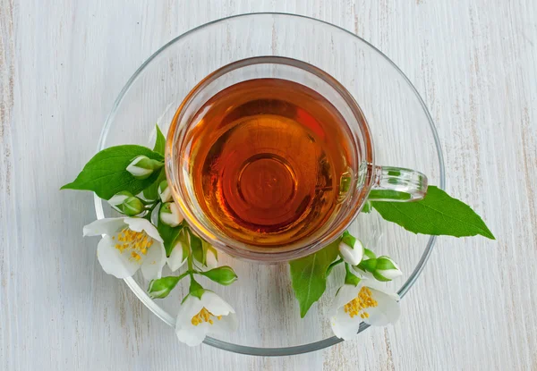 Tee in einer Glasschale mit Jasminblüten — Stockfoto