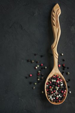 Tahta kaşık biber karışımı ile