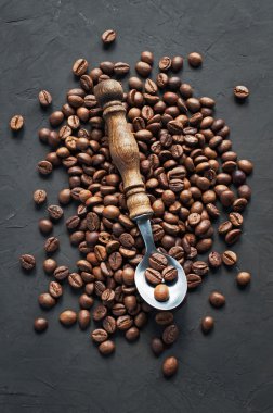 kahve çekirdekleri ve kaşık