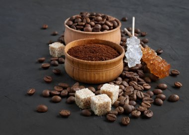 Kahve çekirdekleri ve çekilmiş kahve ve şeker kamışı