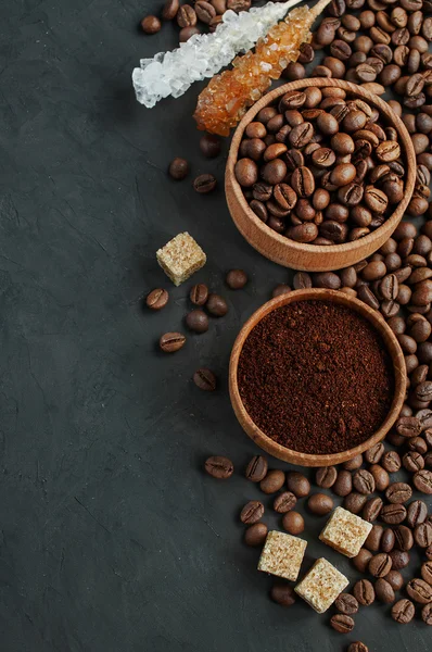 Kaffeebohnen und gemahlener Kaffee und Zucker — Stockfoto