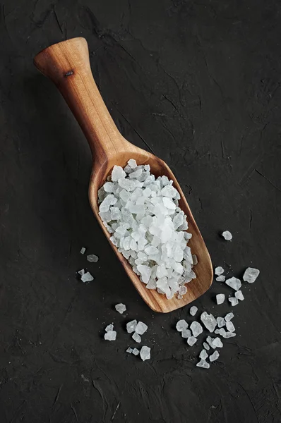 Морская соль в деревянном сосуде — стоковое фото
