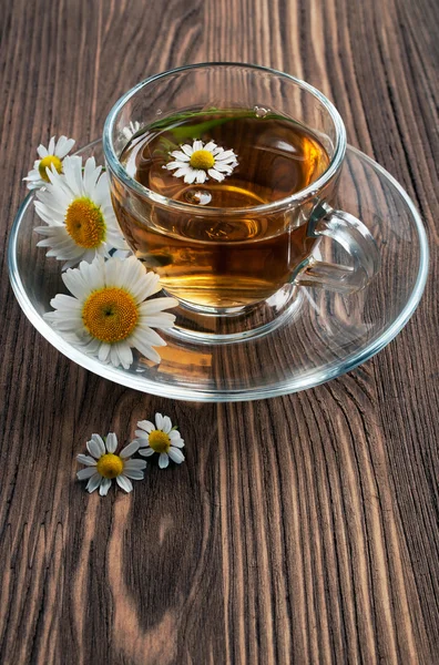 Здоровый чай с ромашкой в стеклянной чашке — стоковое фото