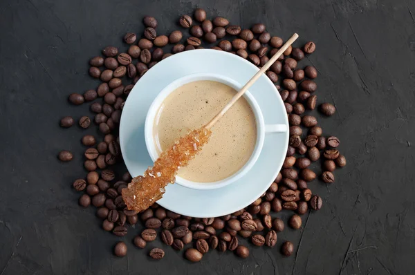 Kopp espresso med socker pinne och kaffebönor — Stockfoto