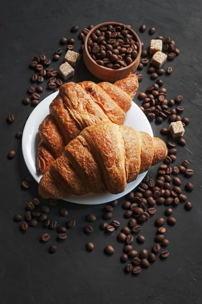 Friss croissant és kávé bab — Stock Fotó