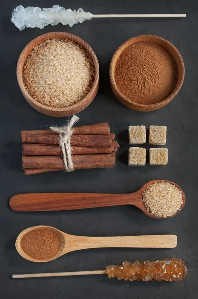 Brown cane sugar and cinnamon sticks — Stock Photo, Image