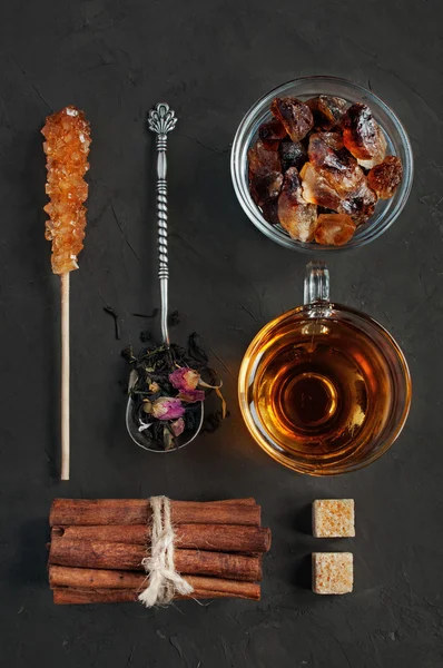 Te sammansättning med torr te, olika slags socker och kanel — Stockfoto