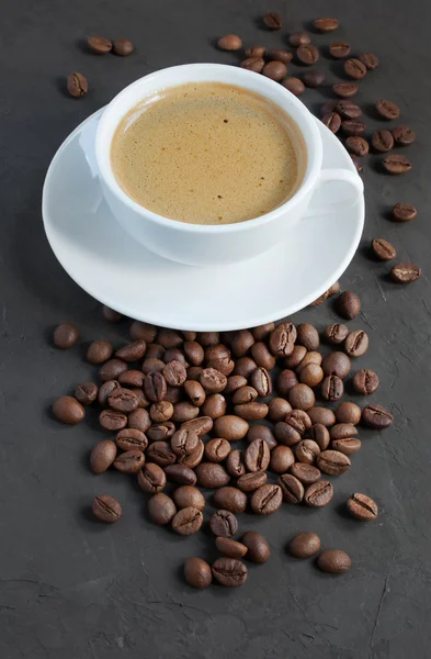 Kopp espresso och kaffe bönor — Stockfoto