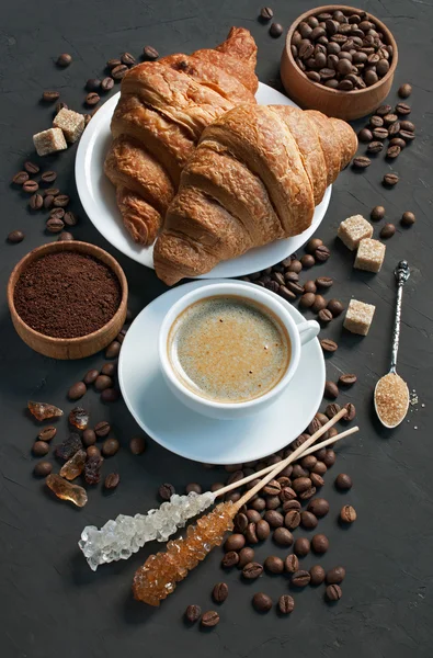 Reggeli friss croissant-nal és kávéval — Stock Fotó