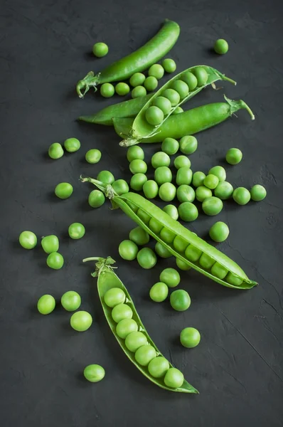 Guisantes verdes jóvenes frescos —  Fotos de Stock