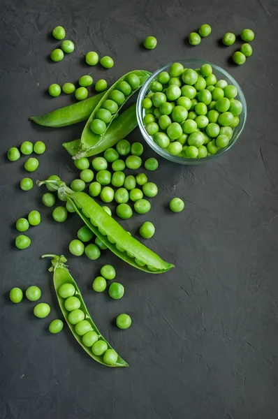 Guisantes verdes jóvenes frescos —  Fotos de Stock