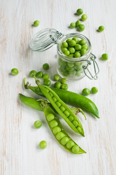 Fresh young green peas — Stock Photo, Image