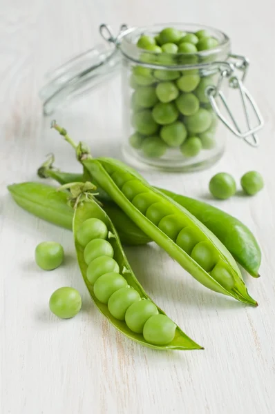 Guisantes verdes jóvenes frescos — Foto de Stock