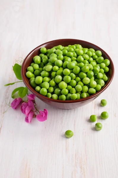 Guisantes verdes en bowl —  Fotos de Stock