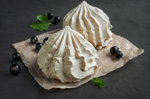 Bolos de merengue com groselhas negras — Fotografia de Stock