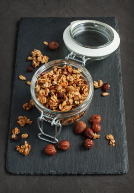 Granola cam kavanozda Fındıklı