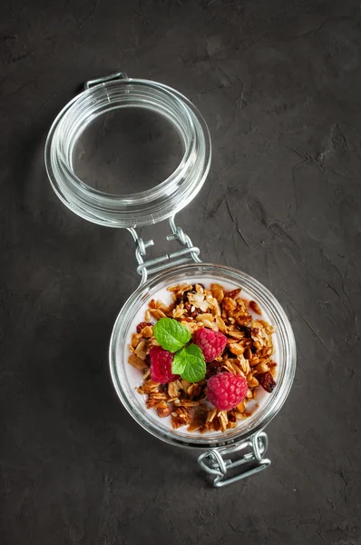 Dessert au parfait avec granola et framboise — Photo