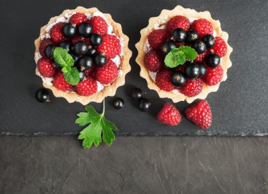 Ahududu ve kuş üzümü ile tartlets