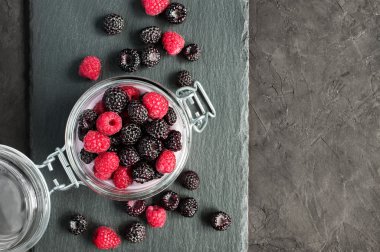 Siyah ve Kırmızı Ahududu cam 