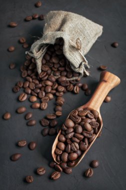 Kahve çekirdekleri torbada. 