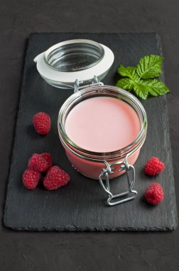 Ahududu bir cam kavanoza yoğurt 